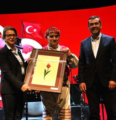 Dursunbey Barana Ekibi’nin Coşku Dolu Gösterisi ve Türk Sanat Müziği’nin Güçlü Sesi İsmail Özkan’ın Unutulmaz Konseri